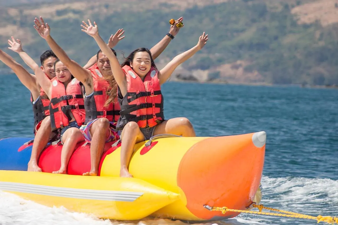 *** Resort Whiterock Beach Hotel And Waterpark Subic Bay Philippines
