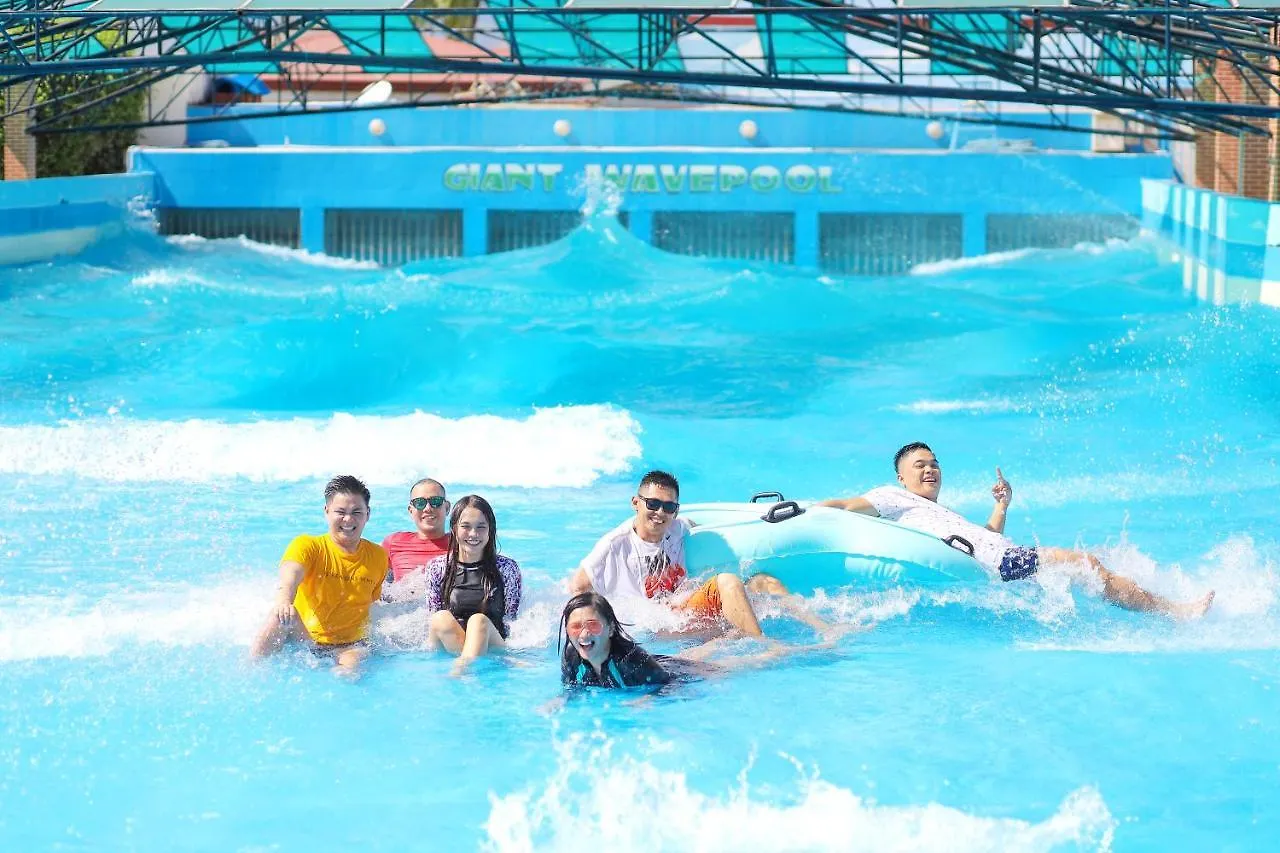Whiterock Beach Hotel And Waterpark Subic Bay 3*,