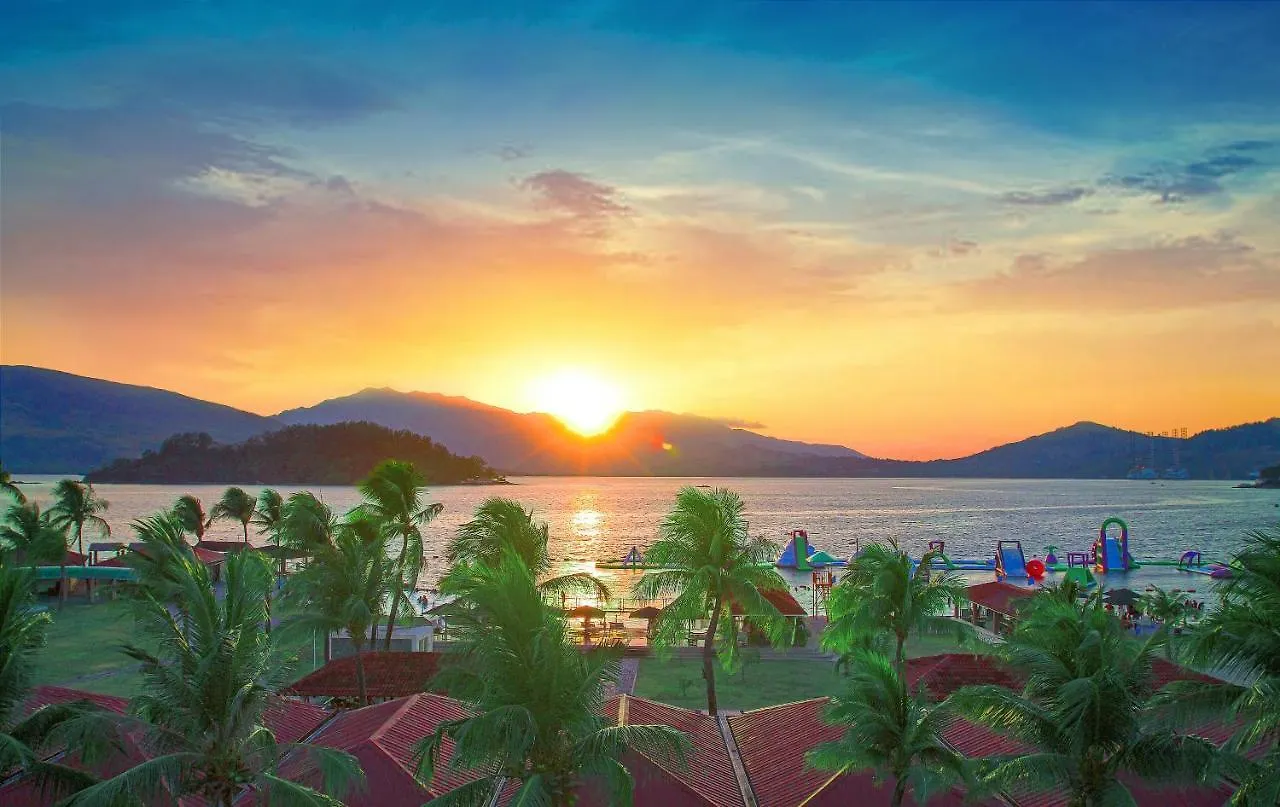 Whiterock Beach Hotel And Waterpark Subic Bay 3*,  Filipinler