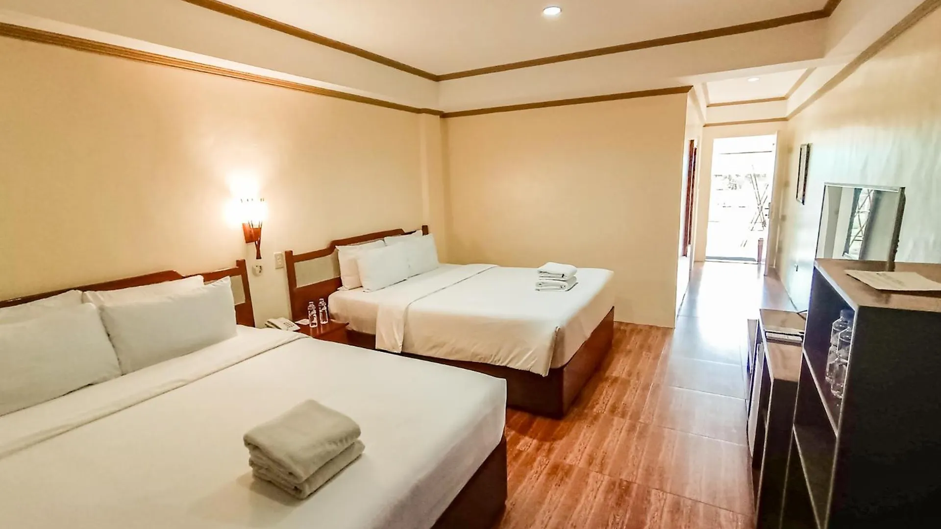 Whiterock Beach Hotel And Waterpark Subic Bay Resort