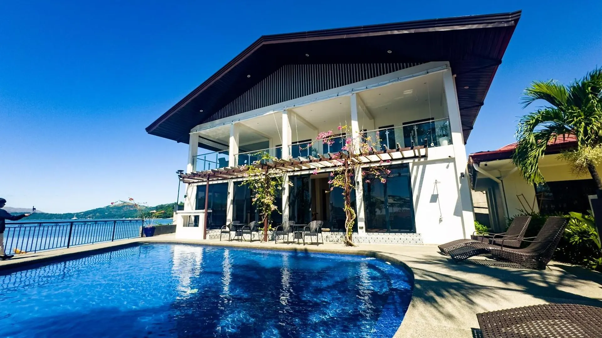 Whiterock Beach Hotel And Waterpark Subic Bay 3*,