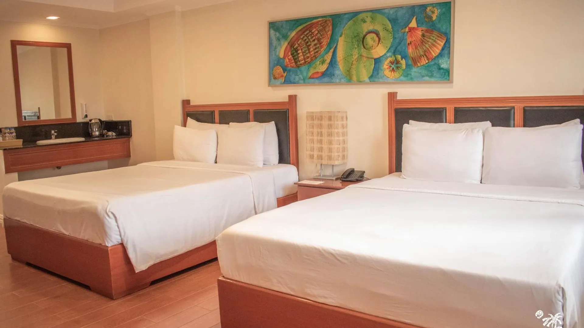 Whiterock Beach Hotel And Waterpark Subic Bay 3*,
