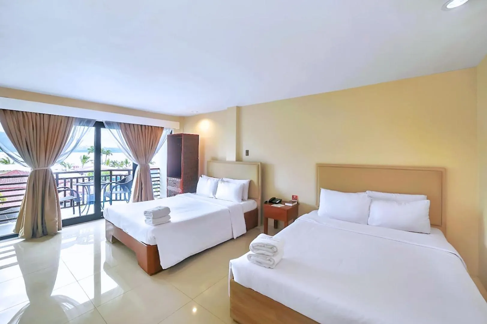 Whiterock Beach Hotel And Waterpark Subic Bay Filipinler