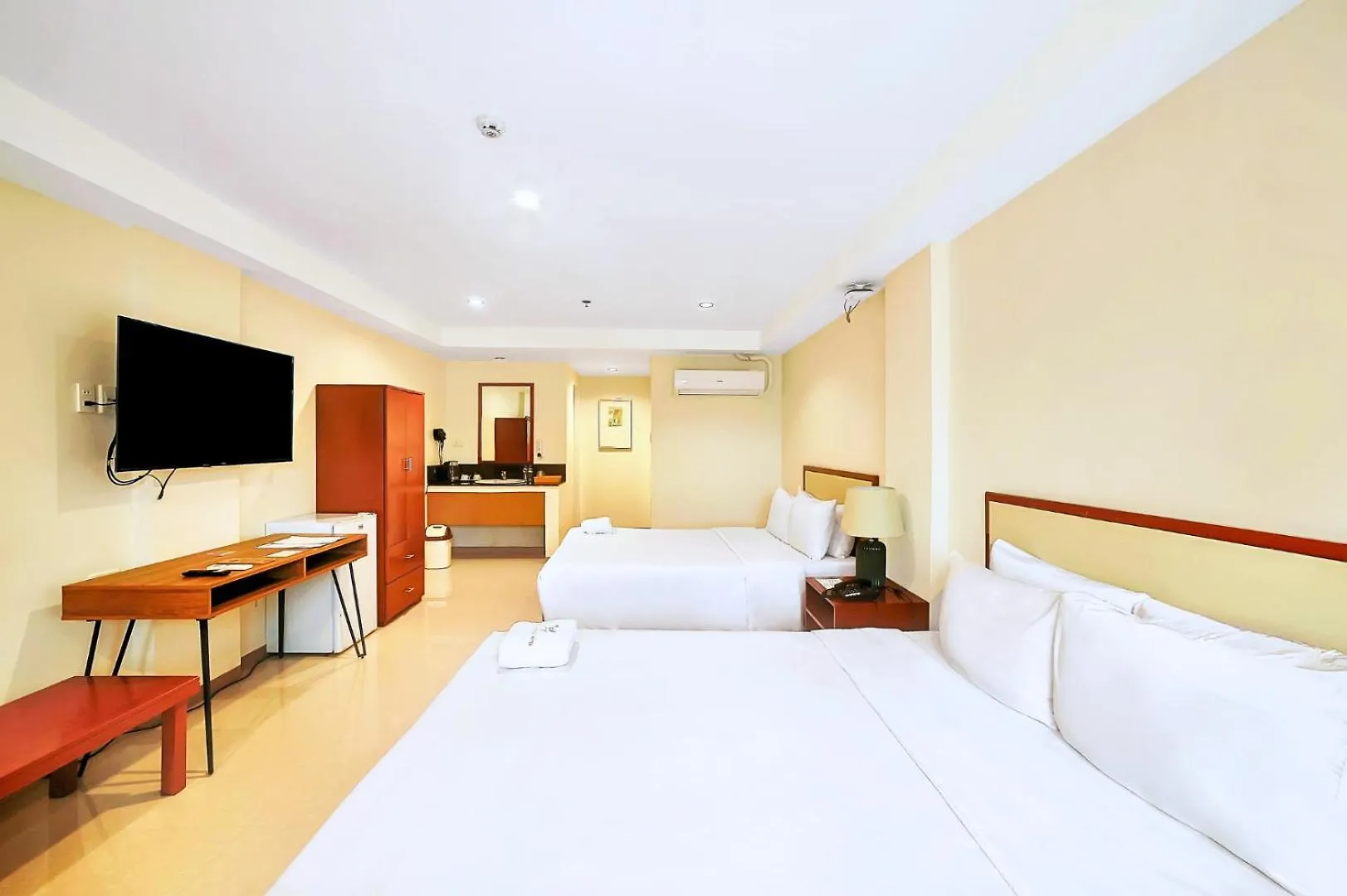 Whiterock Beach Hotel And Waterpark Subic Bay Resort