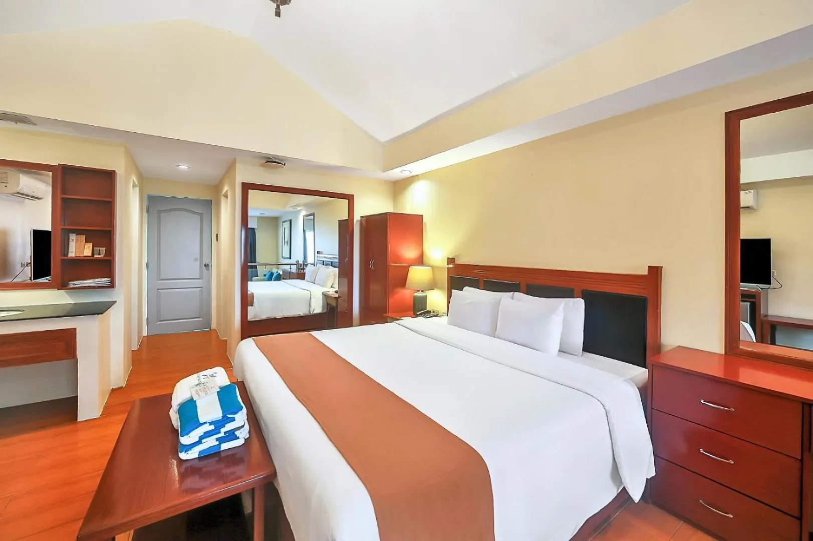 Whiterock Beach Hotel And Waterpark Subic Bay Resort