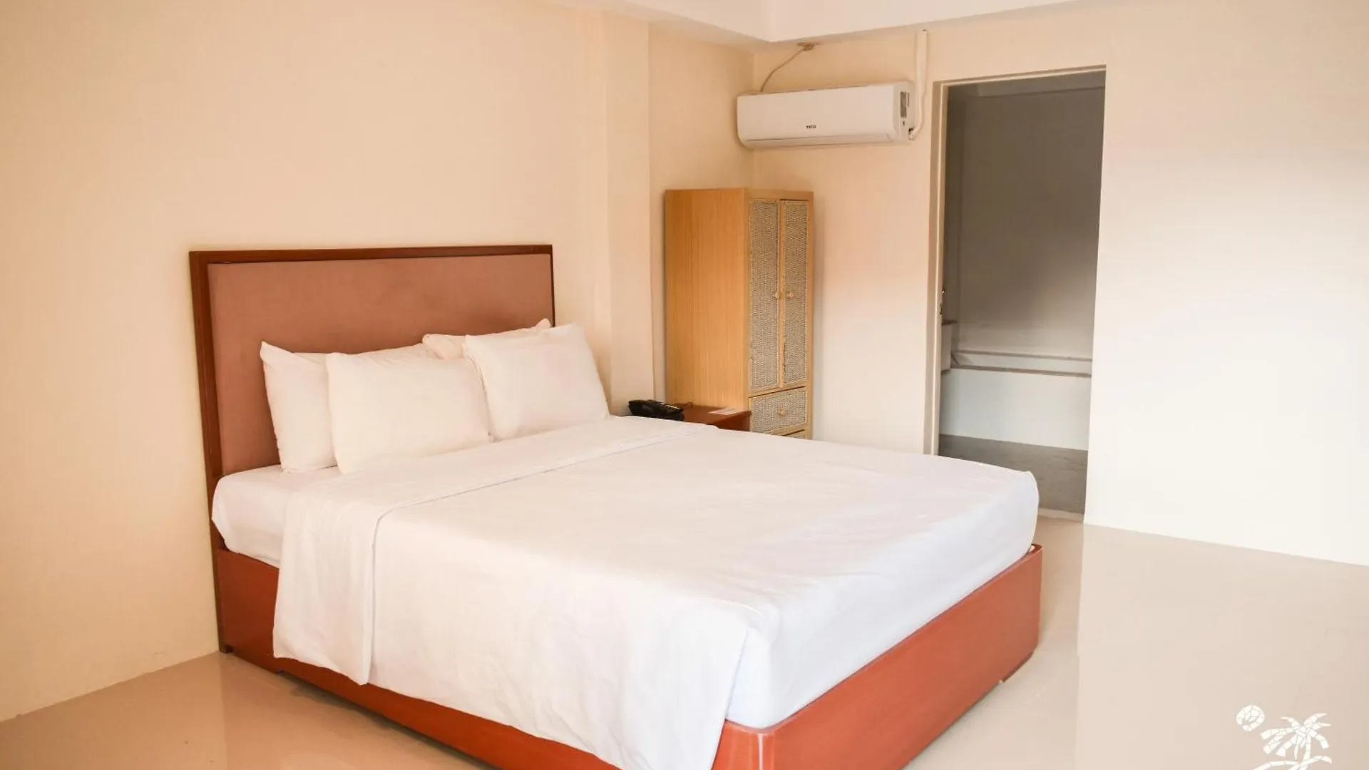 Whiterock Beach Hotel And Waterpark Subic Bay 3*,